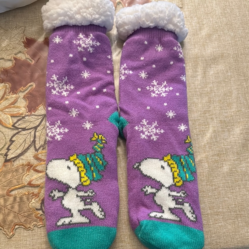 Women's Peanuts Snoopy Snowflake Purple Sherpa Lined Non Slip Grip Socks